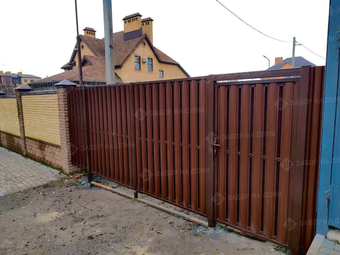 Распашные ворота из евроштакетника  в Каменске-Шахтинском